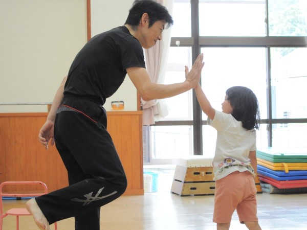写真:さっきのチャレンジ、良かったよ!イェイ、タッチ!
