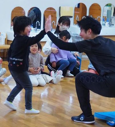 写真：さっきのチャレンジ、良かったよ！イェイ、タッチ！