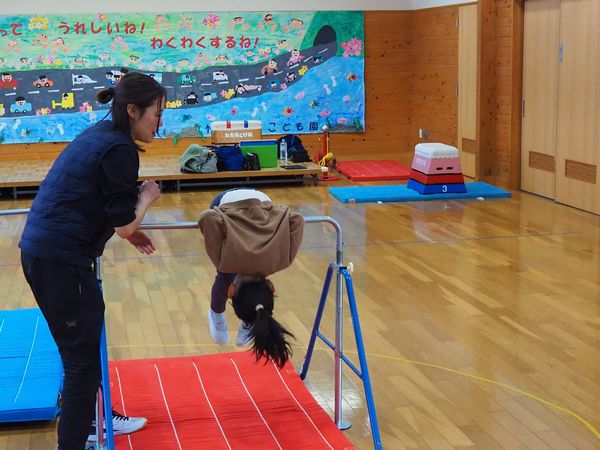 写真：1人で前回りしてみるの？すごいね！