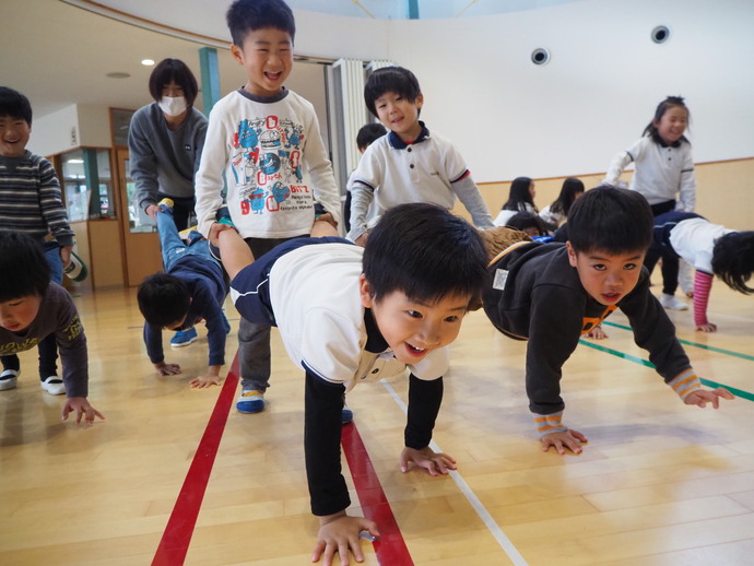 写真：力を合わせて頑張っているね、すごいよ！