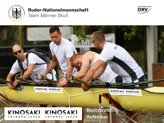 写真：ロゴが貼られたボートと4人の選手