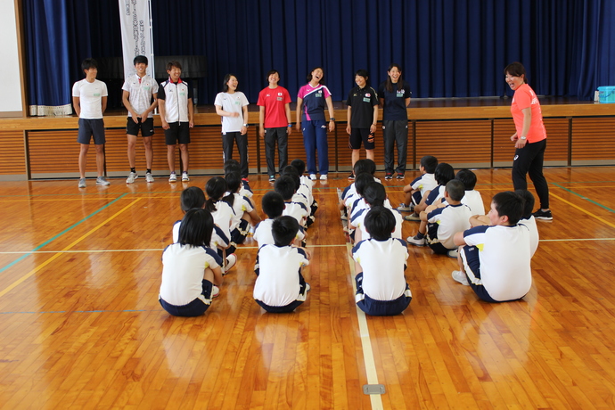 写真：体育館で自己紹介