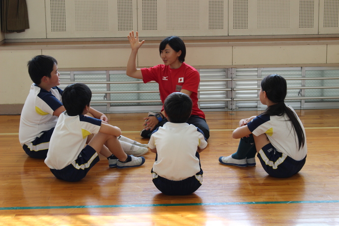 写真：体育館で選手を児童が囲んでトーク