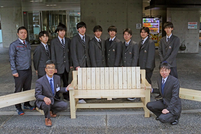 写真：豊総生とプレゼントされたベンチ