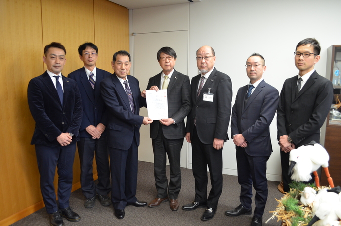 写真:要望書の提出