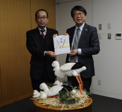 信和化成株式会社顧問古賀光信さんと中貝市長の写真