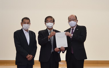 写真:提出された報告書