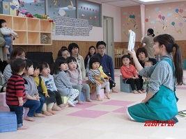写真:絵本の読み聞かせ