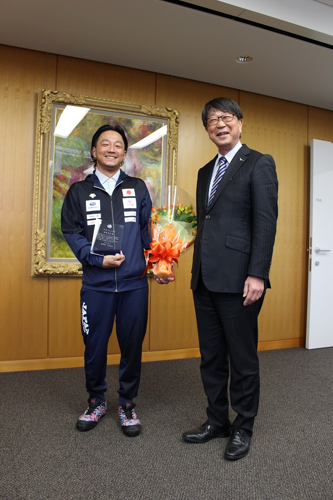写真：表彰後、市長との記念撮影に臨む松永和也さん
