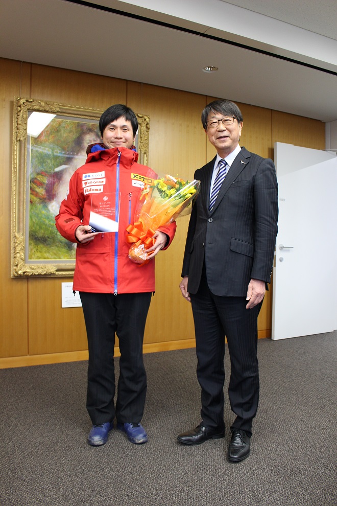 写真：表彰後市長との記念撮影に臨む田渕伸司さん