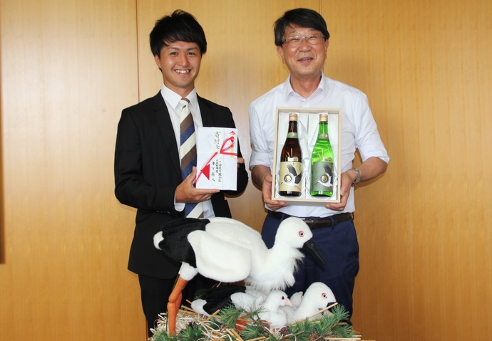 写真：木下酒造有限会社取締役の木下光さんと中貝市長