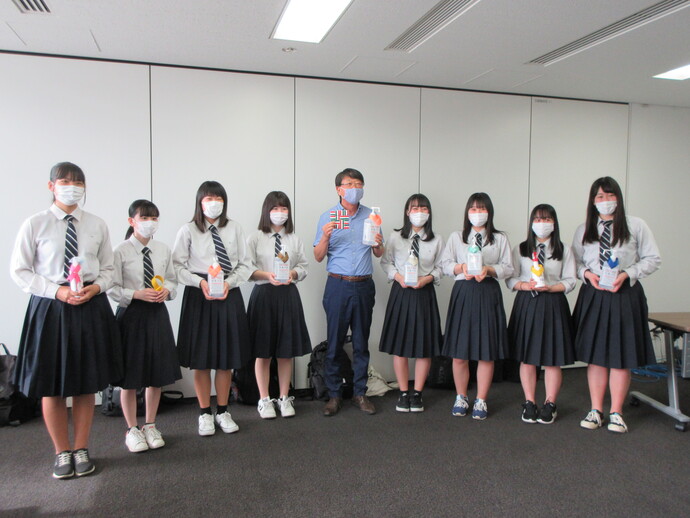 写真：中貝市長と豊岡総合高校インターアクトクラブのみなさん
