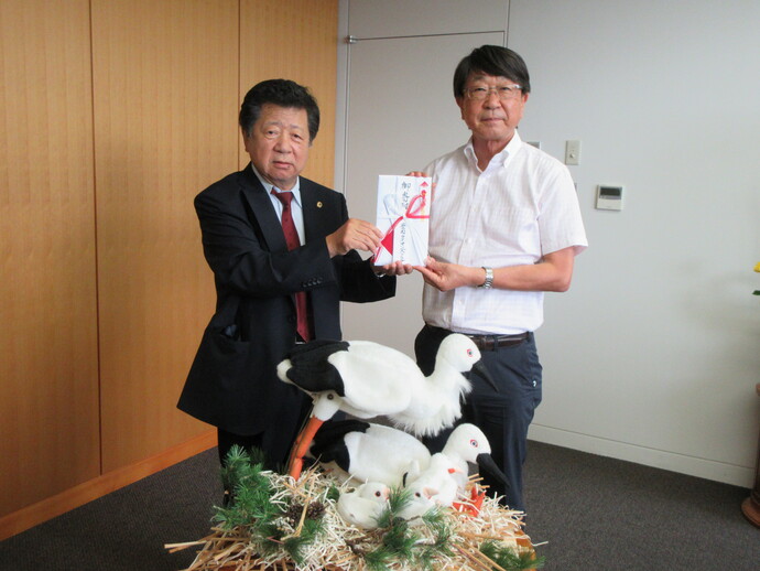 会長の藤野さん（左）と中貝市長（右）