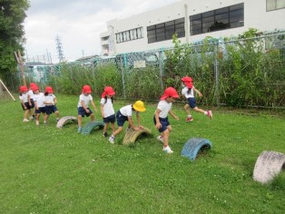 写真：タイヤの遊具で遊ぶ園児の様子