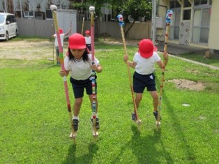 竹馬で遊ぶ園児の写真1