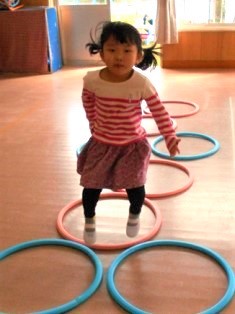 写真:園児が室内で遊んでいる様子1