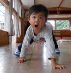 写真:園児が室内で遊んでいる様子2