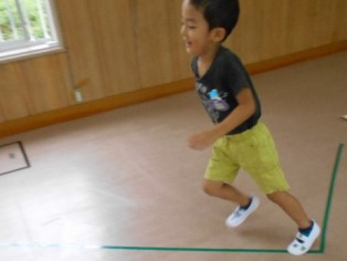 写真:園児が室内で遊んでいる様子3