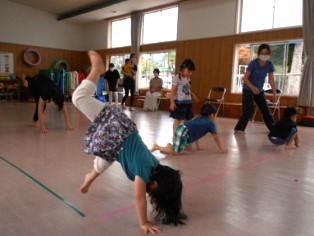 写真:園児が室内で遊んでいる様子5