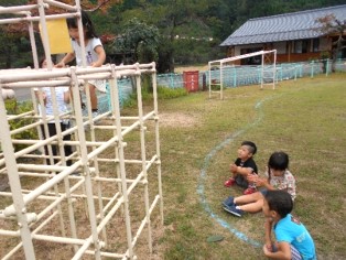 写真：園児が園庭で遊んでいる様子