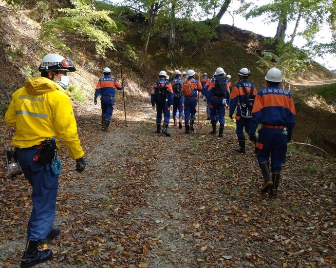 捜索訓練　林道を歩行中の様子
