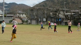 写真：こおりおにをして遊ぶ様子