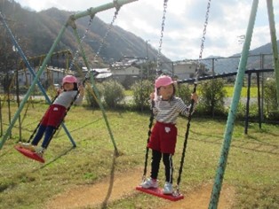 写真：ブランコで遊ぶ様子