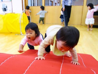 写真：マット運動の様子