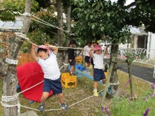 写真：アスレチックをする様子