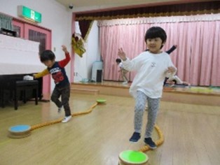 写真：運動遊びの様子