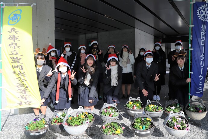 写真：豊総生とプレゼントされたプランター