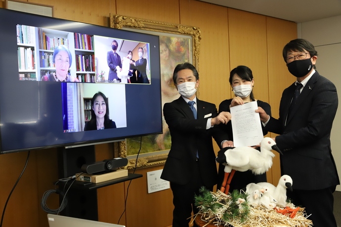 写真：中貝市長に提言書を手渡す岡本慎二さんと大槻恭子さん