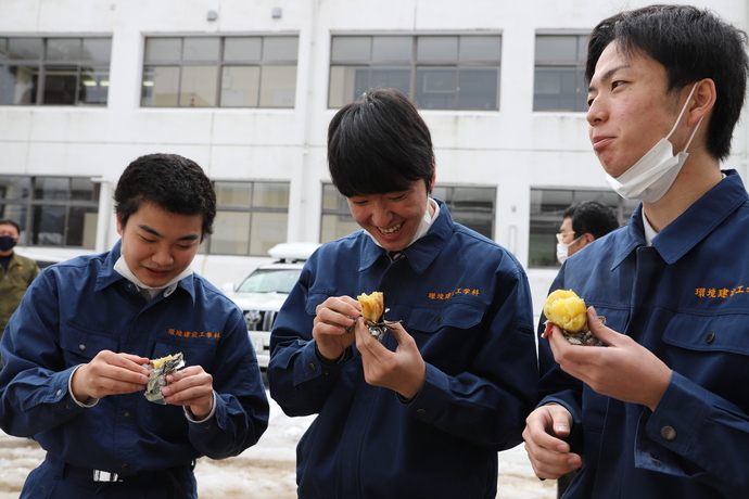 写真：焼き芋を食べる豊総生