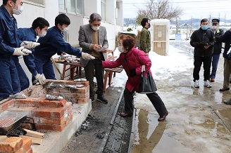 写真：焼き芋を配る豊総生