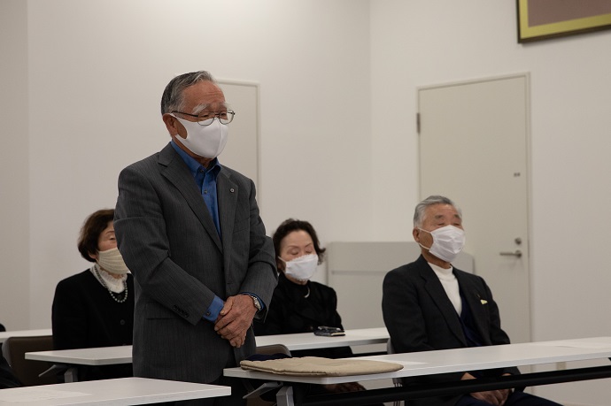 写真：挨拶をする遺族会会長のXXさん