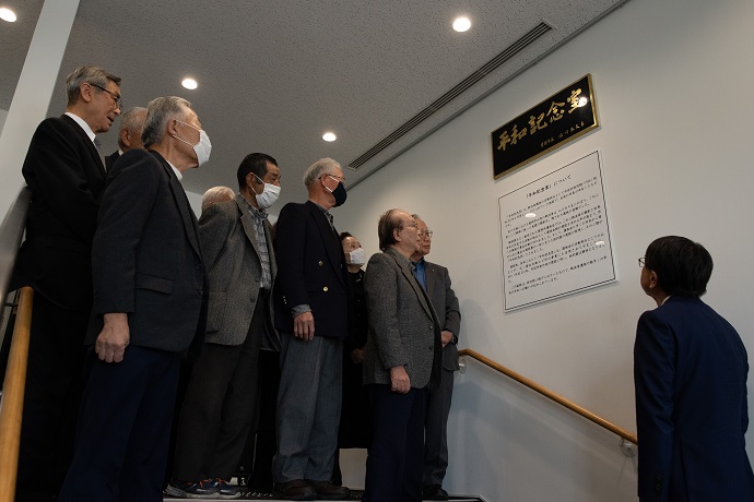 写真：銘板を見つめる遺族会の皆さん