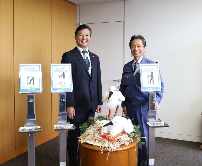 写真：じょきんちゃんと前野副市長(左)と岡本慎二さん(右)