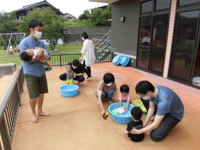 写真：親子でシャボン玉