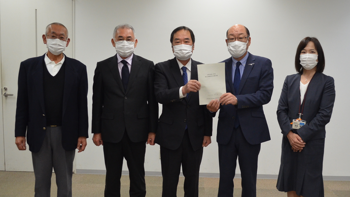 写真:報告書の提出