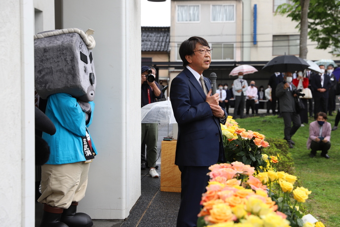 写真：退任のあいさつをする中貝市長