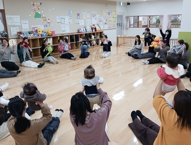 写真　：おやこで英語あそびの様子