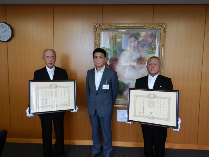 写真：市長（中央）と並ぶ細田さん（左）、桑田さん（右）
