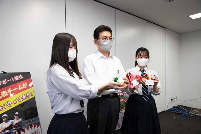 写真：記念品を手に並ぶ市長と総合高校生徒