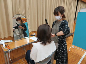 ヘアメイク中の女性の写真1