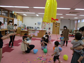 写真：風船開きの様子