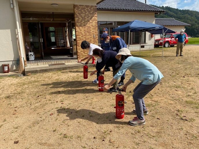 写真：野区　消火器操作訓練の様子