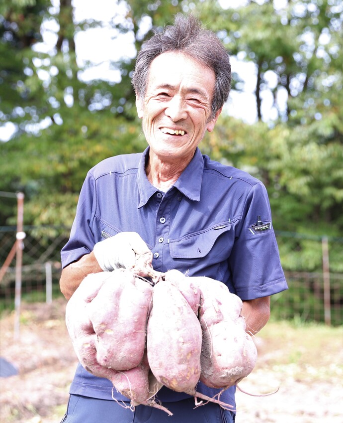 写真：巨大サツマイモと神谷さん