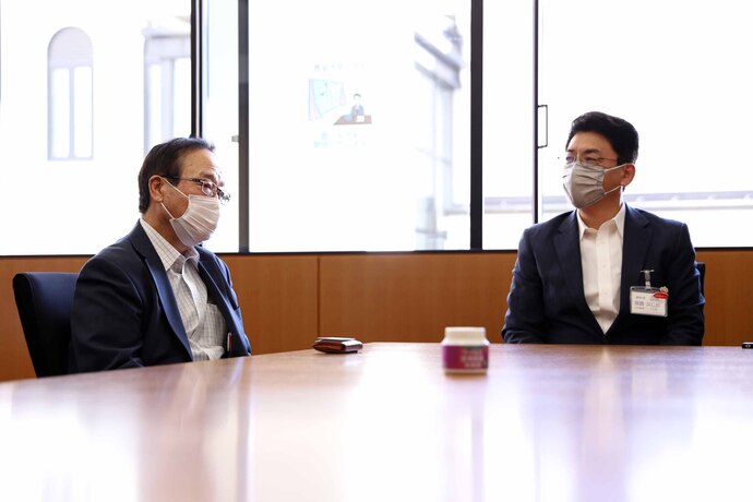 株式会社オーク取締役　樫本孝彦さんと関貫市長　写真