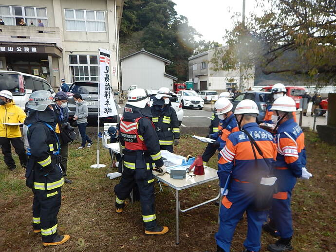 指揮本部に集まる関係機関の職員