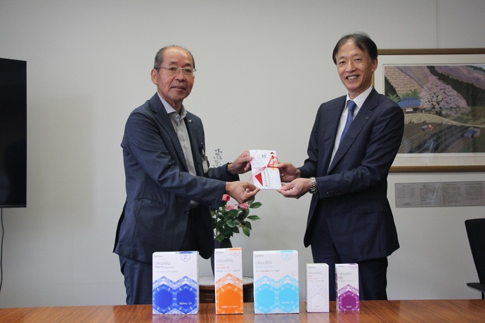 写真：土生田副市長（左）と同社の斉藤常務取締役（右） 机上に同社製品
